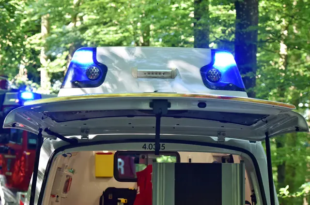 Rettungskräfte versorgten den Mann noch an der Unfallstelle. Anschließend flog ihn ein Rettungshubschrauber in das Klinikum Passau. | Foto: PantherMedia / Spitzi