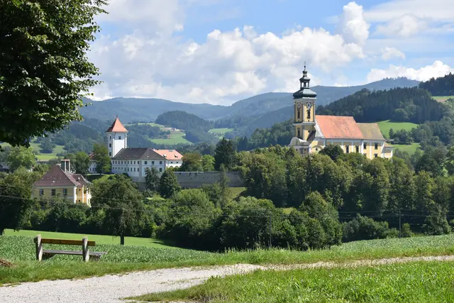 Blick auf Stiftskirche und Friedensstift in Waldhausen im Strudengau. | Foto: Robert Zinterhof