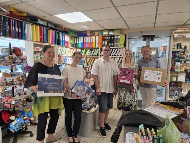 Michael Alexowsky, Bildungsstadträtin Claudia Tesch und Bürgermeisterin Monika Obereigner-Sivec freuen sich über die gemeinsame Schulstartaktion. | Foto: Gemeinde