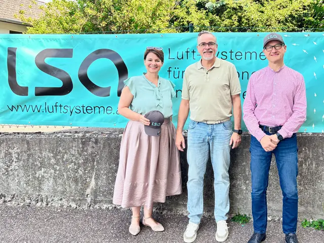 Landtagsabgeordnete und Grünen-Wirtschaftssprecherin Dagmar Engl, Unternehmer Fritz Althuber und Bernhard Seeber von der Grünen Wirtschaft OÖ. | Foto: Grüne OÖ