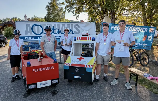 Die Titel für die kreativsten Seifenkisten gab es für Feuerwehr und Rettung. Am Bild von links Manuel und Markus Payreder, Elina Ambroz, Tobias Kasprzak und Daniel Brandstötter. | Foto: Veranstalter/Privat