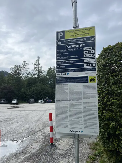 Wer beim Kaiseraufstieg in Ebbs parkt, muss künftig tiefer in die Tasche greifen. Die Gemeinde erhöhte die Parkgebühren in erster Linie aus wirtschaftlichen Gründen. | Foto: Barbara Fluckinger