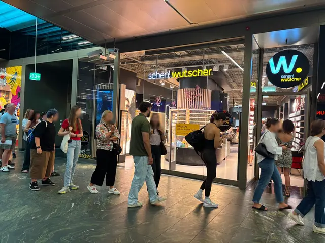 Anstellen für eine Sonnenfinsternisbrille am Hauptbahnhof. | Foto: zVg