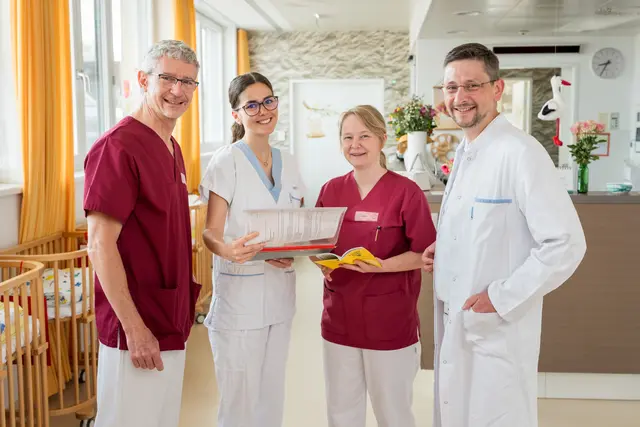 Grenzenlos gut: An drei Tagen in der Woche kommen Kinderärzte aus Passau (in Rot) ans Klinikum Schärding und untersuchen vor Ort die Neugeborenen.  | Foto: OÖG
