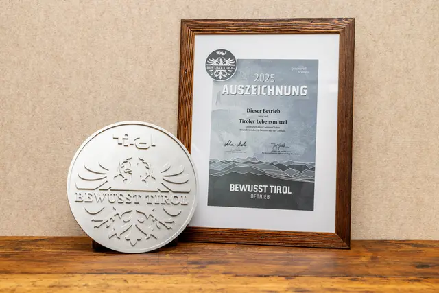 An der „Bewusst Tirol“ Münze und Urkunde erkennt man die ausgezeichneten Betriebe. | Foto: Agrarmarketing Tirol GmbH
