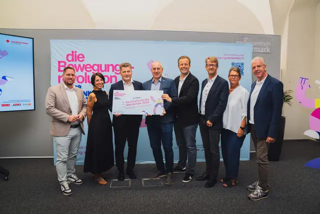 Bürgermeister Josef Maier (3. v. l.) und seine Mitstreiter mit Gratulanten.