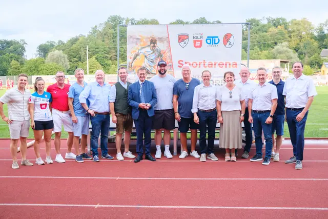 V. l.: Philipp Sageder (Obmann ATV Andorf), Natascha Gierlinger (Obfrau Sportunion IGLA), Reinhard Köstlinger (Obmann FC Andorf), Thomas Oberndorfer, Erwin Schreiner, Nationalratsabgeordneter Hermann Brückl, Sportlandesrat Markus Achleitner, Lukas Weißhaidinger, Toni Polster, Bürgermeister Karl Buchinger, Vizebürgermeisterin Anita Wohlmuth, Bezirks-Bürgermeistersprecher Alois Stadler, Jürgen Schinagl, Alexander Hochhold und Florian Grünberger.