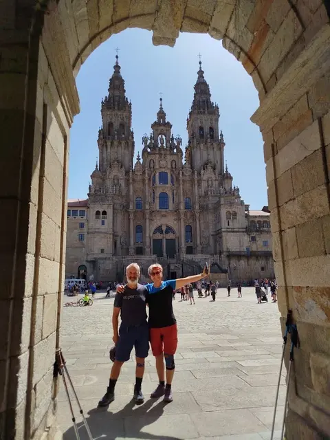 Das Ehepaar am Ziel: die Kathedrale in Santiago de Compostela