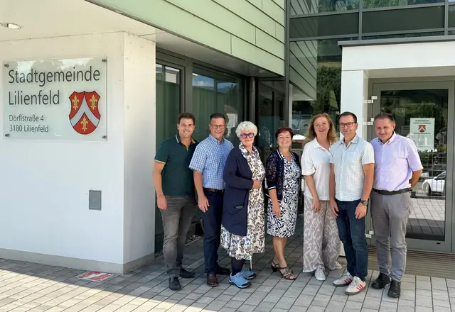 Bildtext:

Die anwesenden Vertreter des Tourismusverbandes Traisen-Gölsental rund um Obmann Manuel Aichberger (Lilienfeld), Georg Pejrimovsky (Hohenberg), Claudia Kubelka (Annaberg), Johanna Hofecker (Rohrbach), Susanne Riedler und Karl Oysmüller (St. Aegyd) sind sich über die weitere Zusammenarbeit mit der Destination Mostviertel Tourismus unter Geschäftsführer Andreas Purt einig. | Foto: GM Lilienfeld