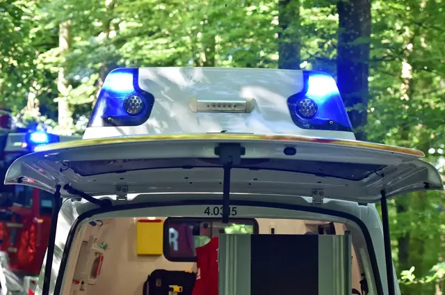 Rettungskräfte versorgten den Mann noch an der Unfallstelle. Anschließend flog ihn ein Rettungshubschrauber in das Klinikum Passau. | Foto: PantherMedia / Spitzi
