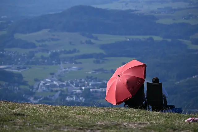 Personen sichern ihre Plätze auf dem Gaisberg anlässlich der partiellen Sonnenfinsternis über Österreich. | Foto: APA-Images / APA / BARBARA GINDL