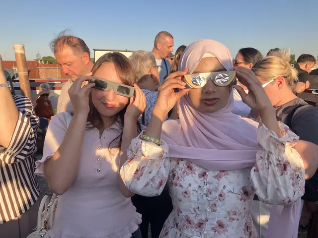 Sine und Taspia beim Sonnenfinsternis-Schauen | Foto: Stockmann
