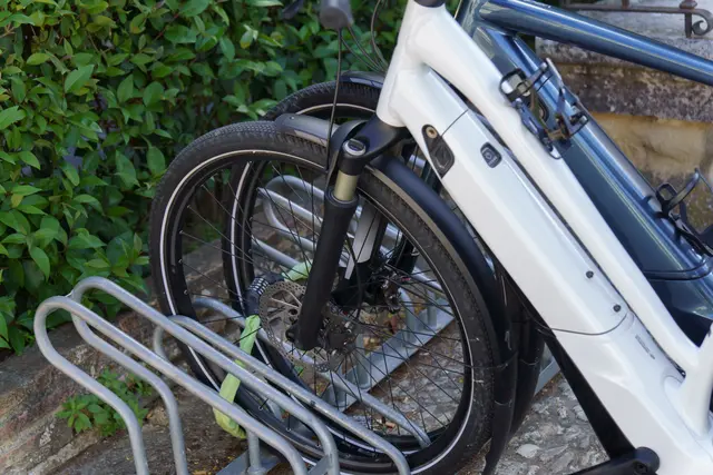 Die Identität der E-Bike-Diebe sei bislang unbekannt. (Symbolfoto) | Foto: stock.adobe.com/at/JOSEANTONA 
