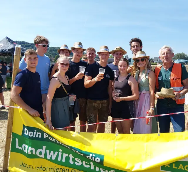 Die erfolgreichen Teilnehmerinnen und Teilnehmer beim Landespflügen | Foto: Landjugend