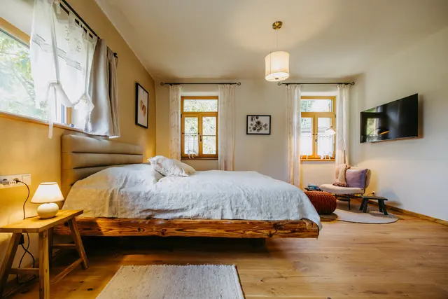 Einblick in eines der drei Schlafzimmer im "Hof am Wald" in Maria Bild.  | Foto: Burgenland Tourismus_wearegiving