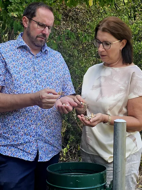 Gemeinsam bedanken sich Vzbgm. Markus Brandstetter und Umweltgemeinderätin Michaela Pfaffeneder bei allen die durch ihr rücksichtsvolles Verhalten Amstettens Wälder schützen. | Foto: Markus Brandstetter, VP Amstetten