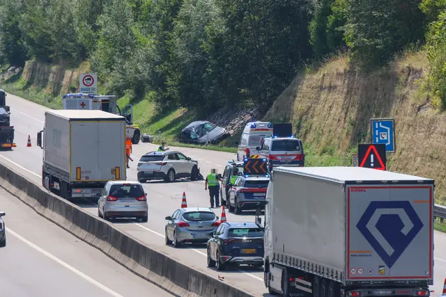 Eine Person soll mittelschwere Verletzungen davongetragen haben, drei weitere Beteiligte leichte Verletzungen.  | Foto: laumat/Matthias Lauber