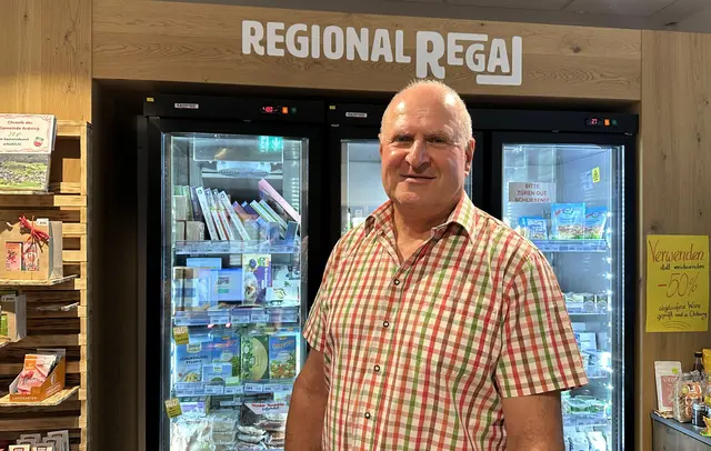 Bürgermeister Reinhard Metschitzer im Regional-Regal, dem Nahversorger direkt im Ortszentrum | Foto: MeinBezirk