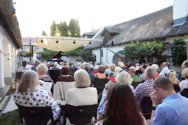 Publikum im Innenhof