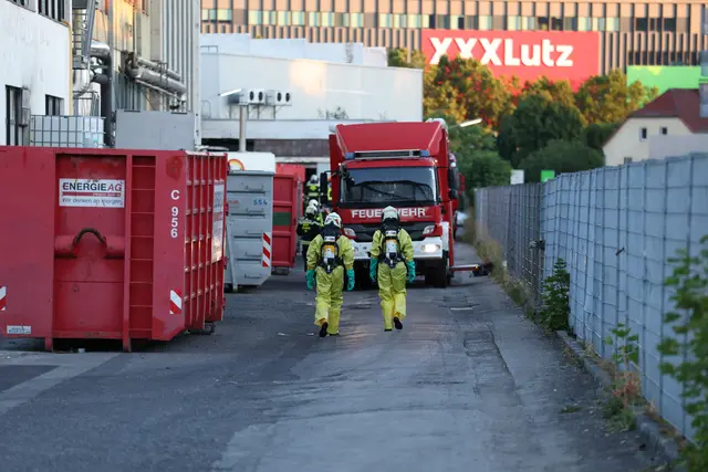 Die Einsatzkräfte begannen umgehend mit der Suche nach dem Leck.  | Foto:  Fotokerschi / Bilal Ahmetovic
