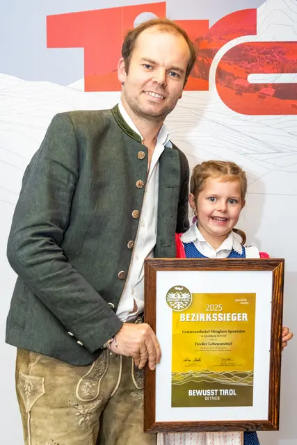 Philipp Haueis und seine Tochter Romy freuen sich über die Auszeichnung zum „Bewusst Tirol“ Bezirkssieger 2025. | Foto: Agrarmarketing Tirol GmbH