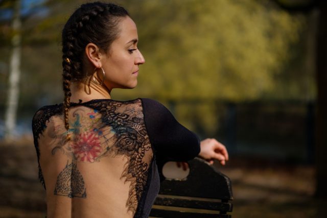 Basierend auf wahren Begebenheiten erzählt der Song von Amina Welt von dem Moment, in dem man den Mut findet, alte Muster hinter sich zu lassen und einen Weg zu gehen, den man zuvor nie für möglich gehalten hätte.
 | Foto: Wotan Wahnwitz