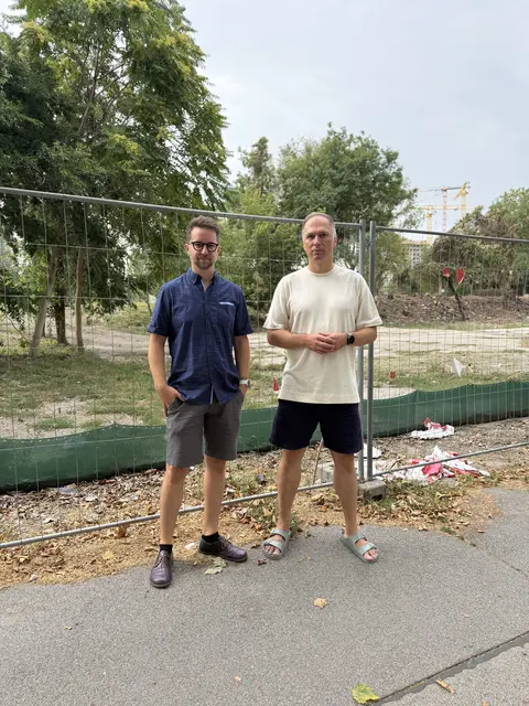 Grüne Planungssprecher Killian Stark und Bezirksvorsteher-Stellvertreter Bernhard Seitz (r.) rufen dazu auf, Stellungnahmen abzugeben.  | Foto: Grüne Wien