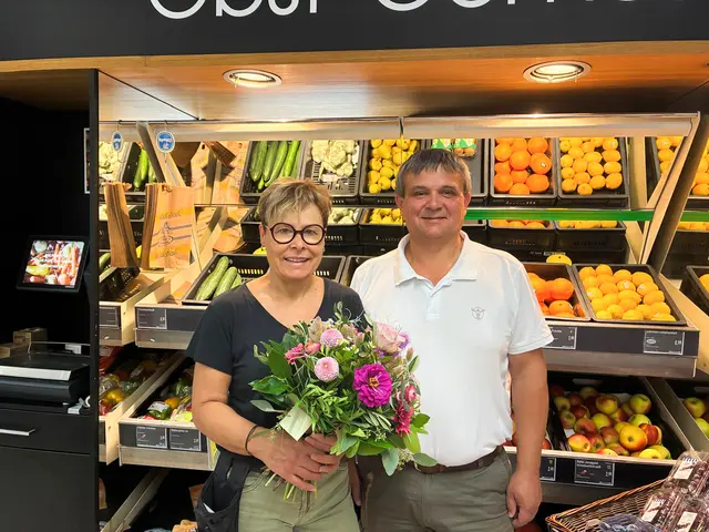 Bürgermeister Franz Schuster gratulierte ADEG Kauffrau Erna Marosi mit Blumen zum 15-jährigen Jubiläum.  | Foto: AGEG Marosi