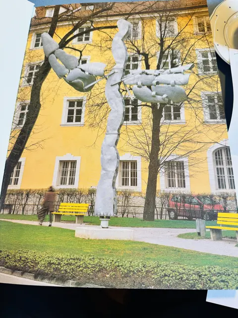 Ist verschwunden. Um diese Skulptur von Ludwig Schwarz† in der Herrengasse geht es.  | Foto: Tiroler Illusionsbanderolen