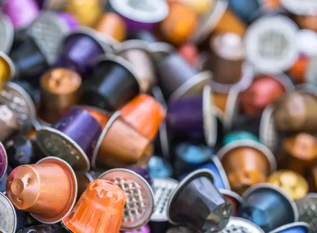  Die Abgabe von Kaffeekapseln ist unkompliziert und unterstützt die Wiederverwertung wertvoller Rohstoffe wie Aluminium. | Foto: smarterpix/pixinooo