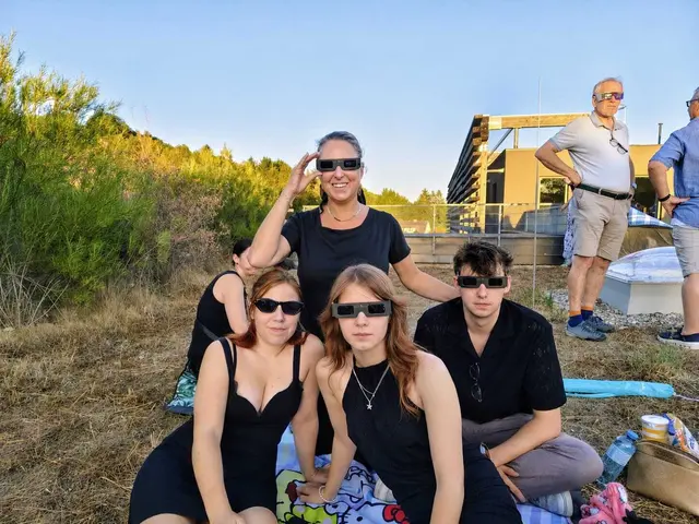 Viele verfolgten die Sonnenfinsternis bei der ISTA. | Foto: Sadiki-Peckary