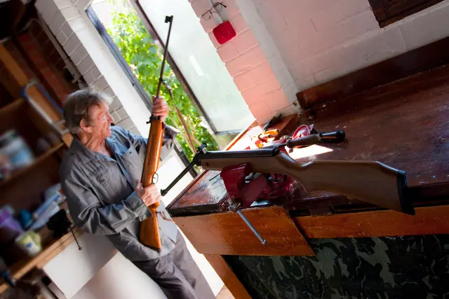 Das Kleinkalibergewehr samt Munition sei dem 70-Jährigen vorläufig abgenommen worden. (Symbolfoto) | Foto: stock.adobe.com/at/barneyboogles 