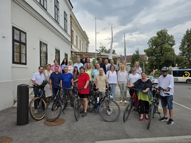 Zahlreiche Gemeinderät:innen der Stadtgemeinde Groß-Enzersdorf kamen im Rahmen der Aktion „GEHmeindeRADsitzung“ zu Fuß oder mit dem Fahrrad zur Gemeinderatssitzung und setzten damit gemeinsam ein Zeichen für aktive und klimafreundliche Mobilität. | Foto: Gemeinde.