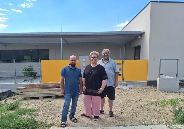Gemeinderat Kemal Yayla (Vorsitzender der SPÖ Mitterau-Weinzierl), seine Stellvertreterin Andrea Bergmaier, sowie Gemeinderat Klaus Bergmaier vor dem Kindergarten Weinzierl, der in wenigen Wochen fertiggestellt ist. | Foto: SPÖ Krems