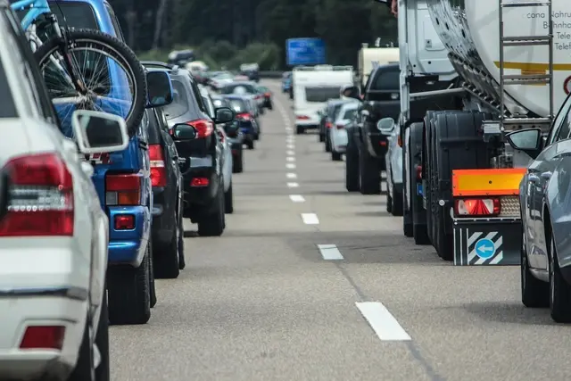 Die probeweisen Sperren sollen helfen genauere Erkenntnisse zu gewinnen, um in Zukunft Staus auf und abseits der Autobahn in der starken Reisezeit zu verringern. | Foto: pixabay.com