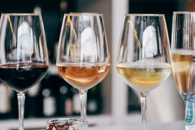 Ob Rot, Weiß oder Orange: Bei "Ferragosto im Grätzl" kommen Weinliebhaber am 14. August im 3. Bezirk auf ihre Kosten. | Foto: unsplash / Julie Sd