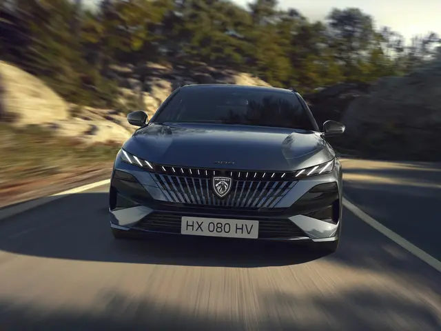 Unverwechselbare Lichtsignatur beim neuen Peugeot 308: Drei schmale LED-Elemente ziehen sich krallenartig durch den Scheinwerferbereich.  | Foto: Peugeot