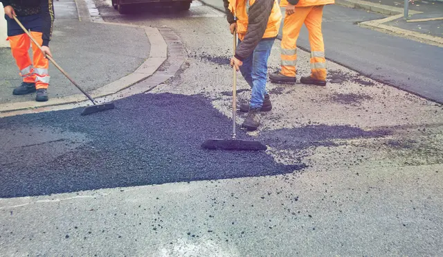 Die Stadt Linz investiert 777.000 Euro in die Sanierung von vier Straßenabschnitten – konkret in der Dametzstraße, im Zeillingerweg, Am Aufeld sowie in der Wegscheider Straße.  | Foto: Raffmaster/smarterpix