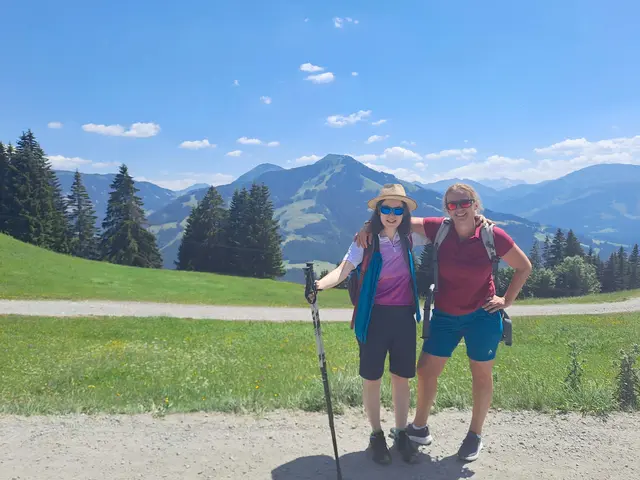 Bei einer gemütlichen Wanderung erkundeten die Teilnehmer die Landschaft rund um den See.  | Foto: Diakoniewerk