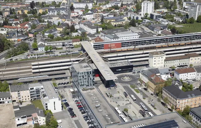 Am südseitigen Bahnhofsvorplatz gilt bereits seit 2013 ein Alkoholverbot. | Foto: Stadt Wels