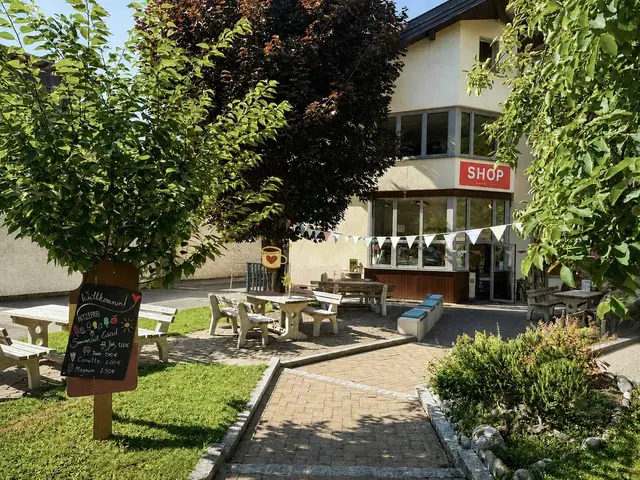 Das AufBauWerk Café &amp; Shop bietet den idealen Treffpunkt für einen Kaffee am Vormittag, eine süße Pause am Nachmittag oder einen entspannten Besuch nach einem Spaziergang entlang des Inns. | Foto: AufBauWerk