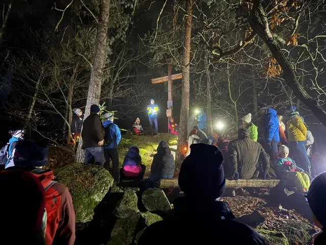 Ein besonderer Höhepunkt: die Vollmondfackelwanderung  | Foto: Gemeinde Floing 