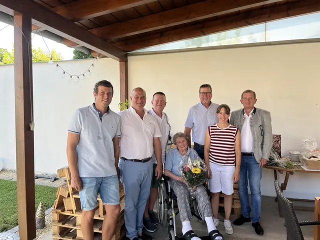 Helene Steiger mit ihren beiden Söhnen und Vertretern der Gemeinde | Foto: privat