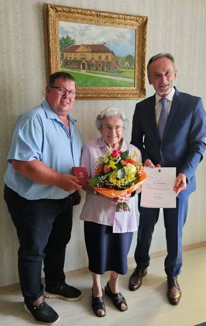 Bezirkshauptmann Josef Kronister und Bürgermeister Arthur Rasch überbrachten Stefanie Dutter die herzlichsten Glückwünsche. | Foto: GM Hofstetten-Grünau