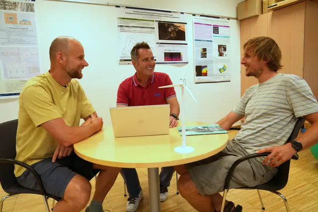 Die Wissenschaftler des Institutes für Mess- und Sensortechnik der Privatuniversität UMIT TIROL, (v.L.) Dipl.-Ing. Philipp Schindler, Institutsleiter Univ.-Prof. DI Dr. Alexander Sutor und Dipl.-Ing. Christof Happ, widmen sich in mehreren Forschungsprojekten dem Schutz von Fledermäusen und Vögeln an Windenergieanlagen. | Foto: UMIT TIROL/Kern