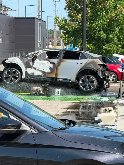 Zu einem Fahrzeugbrand wurde die Feuerwehr am Mittwoch zum Kapfenberger Bahnhof alarmiert. | Foto: FF Kapfenberg-Stadt