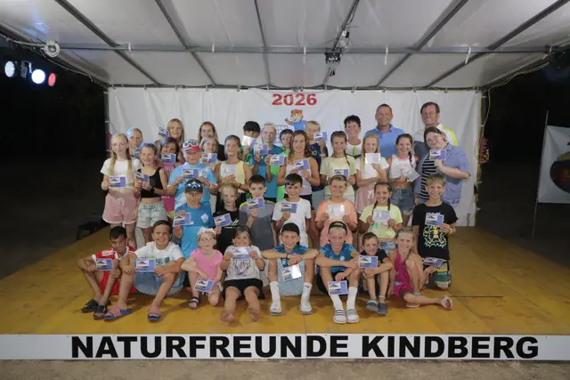 Die Kinder mit den 10-Euro-Gutscheinen, die bei der Rad-Challenge erradelt wurden.   | Foto: Naturfreunde Kindberg
