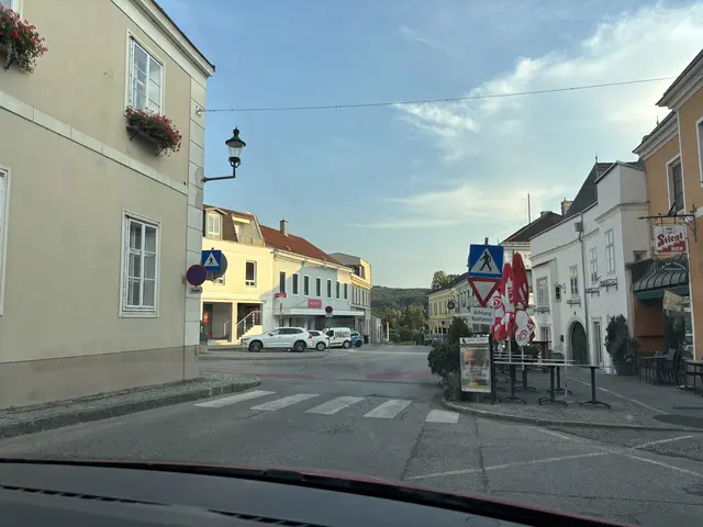 Rechts vom Alten Rathaus Neulengbach ist eine schwer einsehbare Kreuzung. Das soll sich bald ändern. | Foto: Lauren Fahrenberger / MeinBezirk