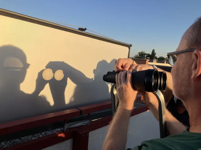Hier sieht man den Beginn der Sonnenfinsternis. Von rechts schiebt sich der Mond vor die Sonne. | Foto: Stockmann