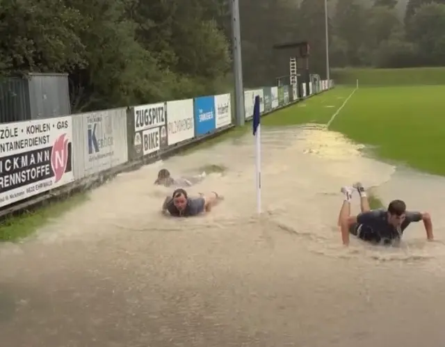 Schwimmen statt Fußball: Das Ende einer ungewöhnliche Cupreise. Besonders das Duell gegen den FC Tiroler Zugspitze war mit drei Spielterminen für den SK Wilten geschichtsträchtig. | Foto: FC Tiroler Zugspitze
